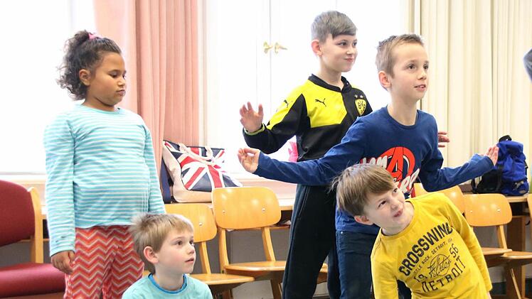 Probenarbeit in der Grundschule Wildenheid-Haarbrücken: Schüler spielen Bäume.Foto: Jochen Berger