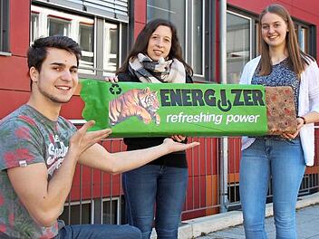 Florian Koberstein, Franziska Wedler und Theresa Kohl haben Werbeslogan und Verpackung ihres Müsliriegels in Eigenregie gestaltet.  Foto: B. Borst
