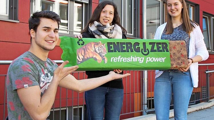 Florian Koberstein, Franziska Wedler und Theresa Kohl haben Werbeslogan und Verpackung ihres Müsliriegels in Eigenregie gestaltet.  Foto: B. Borst