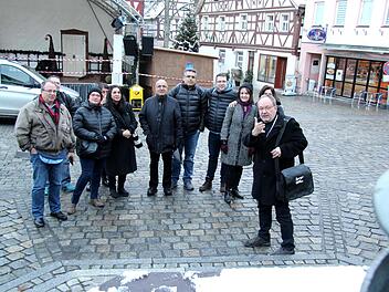 Dieter Hagen (rechts) führte die Besuchergruppe aus Israel durch Herzogenaurach.  Foto: Richard Sänger