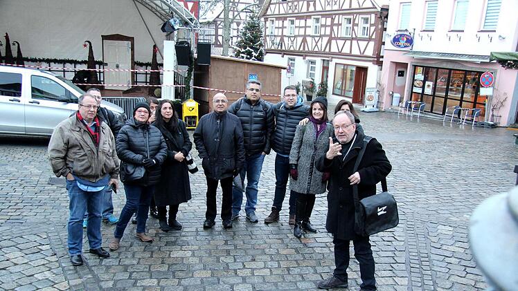 Dieter Hagen (rechts) führte die Besuchergruppe aus Israel durch Herzogenaurach.  Foto: Richard Sänger