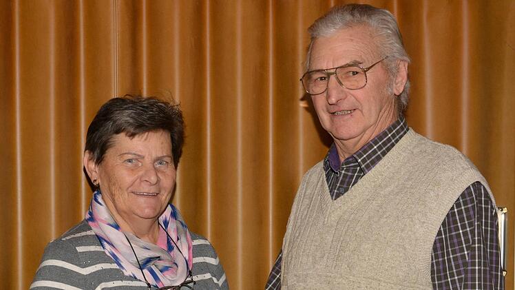 Hildrut Loibersbeck wurde vom 2. Vorsitzenden Rudi Markard für 30-jährige Mitgliedschaft geehrt. Foto: Björn Hein