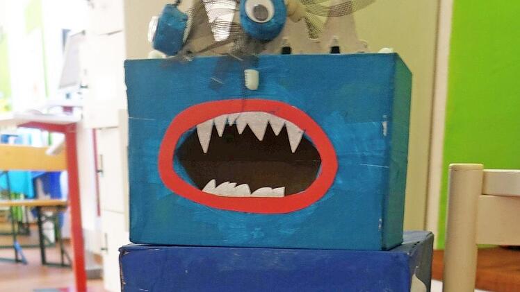 Aus Verpackungsm&uuml;ll haben Sch&uuml;ler der Grundschule Wartmannsroth dieses M&uuml;llmonster gebastelt.  Foto: Eva K&uuml;bert