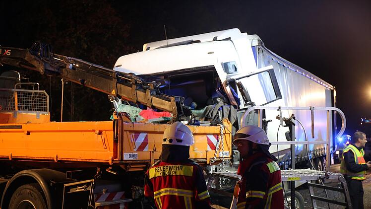 Mit schwerem Ger&auml;t musste der Fahrer aus dem v&ouml;llig demolierten Lkw befreit werden. Foto: NEWS5 / Fricke