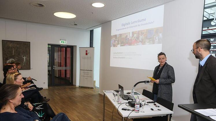 Carina Neubauer und Andreas Schweibold gaben einen Einblick in den digitalen Unterricht an der Grund- und Mittelschule Burgebrach. Foto: Barbara Herbst