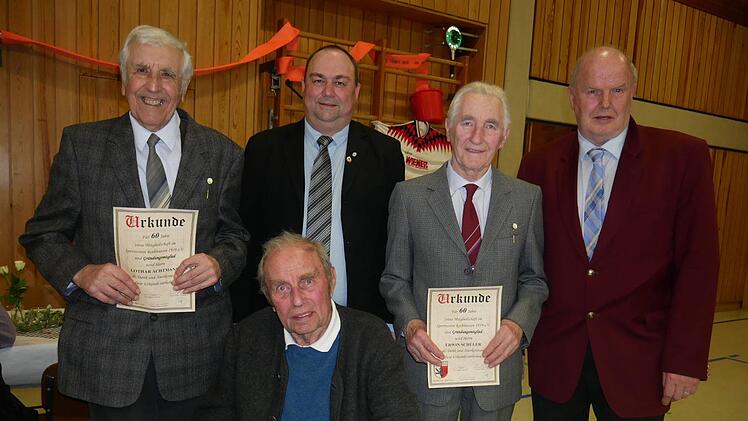 Am Kommersabend sind die Gründungsmitglieder  (von links) Lothar Achtmann, SV-Vorsitzender Bernd Müller,  Erwin Schüler, BFV-Kreisvorsitzender Rainer Lochmüller und (vorne) Reinhard Wiener geehrt worden. Foto: Daniel Wiener