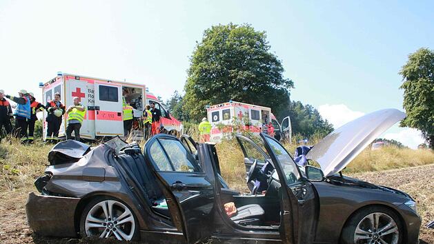 Der v&ouml;llig demolierte BMW landete im Feld. Der Wagen war bei Aquaplaning gegen einen Baum gekracht. Foto: Alexander Hartmann