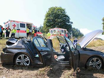 Der völlig demolierte BMW landete im Feld. Der Wagen war bei Aquaplaning gegen einen Baum gekracht. Foto: Alexander Hartmann