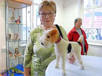 Marlies Breunlein hat einen Steiff-Terrier wohl aus den 50er Jahren. Foto: Corinna Tübel