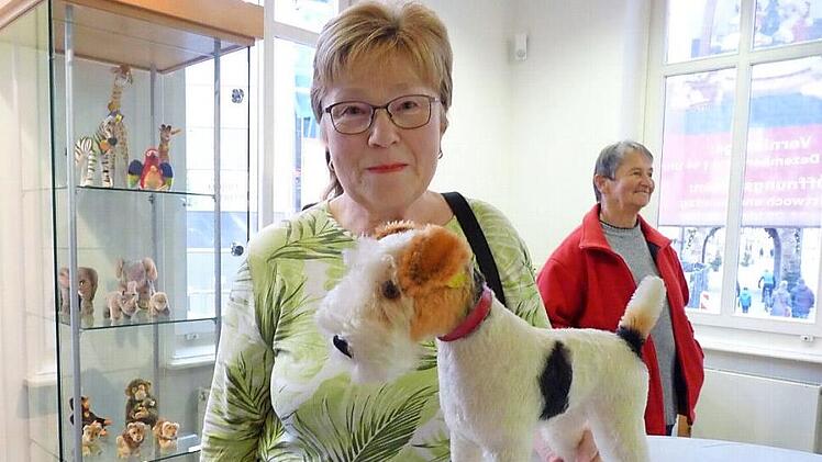 Marlies Breunlein hat einen Steiff-Terrier wohl aus den 50er Jahren. Foto: Corinna Tübel