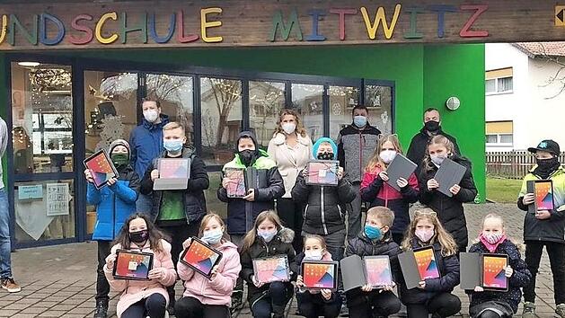 Die Digitalisierung kann kommen - die 4. Klasse freut sich &uuml;ber die neuen Tablets; von links im Bild die Digitalisierungsbeauftragten der Grundschule Mitwitz, Philipp Montag und Andreas Hammer, Rektorin Evelyn Kohl-D&uuml;mlein, Hausmeister Markus Limmer, EDV-Beauftragter Christian Rei&szlig;enberger und Schulverbandsvorsitzender Oliver Plewa. Foto: Nicole Julien-Mann