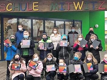Die Digitalisierung kann kommen - die 4. Klasse freut sich über die neuen Tablets; von links im Bild die Digitalisierungsbeauftragten der Grundschule Mitwitz, Philipp Montag und Andreas Hammer, Rektorin Evelyn Kohl-Dümlein, Hausmeister Markus Limmer, EDV-Beauftragter Christian Reißenberger und Schulverbandsvorsitzender Oliver Plewa. Foto: Nicole Julien-Mann