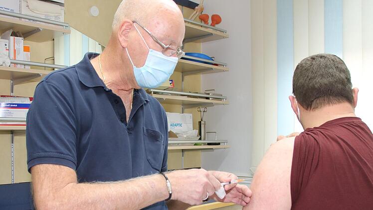 Thomas Koch würde in seiner Praxis in Mainleus gerne mehr Patienten impfen. Es mangelt am Nachschub.