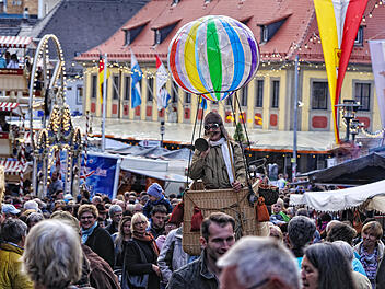 Ein Ballonfahrer auf dem Lichtenfelser Korbmarkt