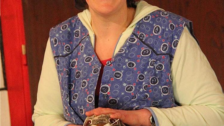 Die Schwerhörige (Barbara Stockmann) gibt ihrem Stofftier "Schnipsi" Streicheleinheiten.