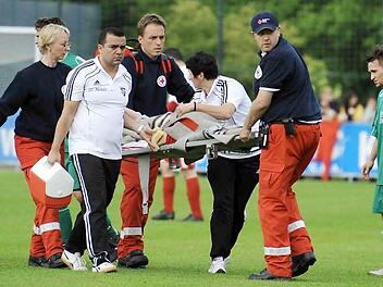 Dass ausgebildete Rettungssanitäter bei einem Fußballspiel für Notfälle zur Verfügung stehen, ist eher die Ausnahme. Beim entscheidenden Bayernliga-Aufstiegsspiel zwischen dem TSV Neudrossenfeld und dem ASV Hollfeld war dies das Glück von Philipp Schmidt, der sich schwer am Knie verletzte und sofort professionell versorgt werden konnte. Fotos: Peter Mularczyk