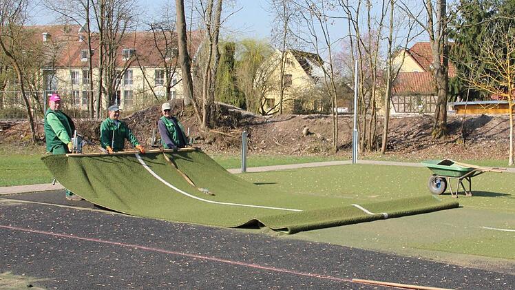 Hauruck - mit gemeinsamen Kräften wurden die Kunstrasenmatten entfernt.
