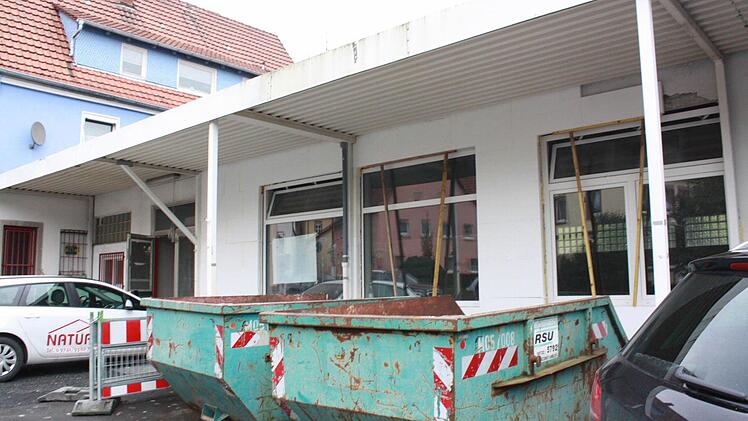 Gleich zwei große Container stehen für den Renovierungsmüll bereit. Foto: Robert Huger