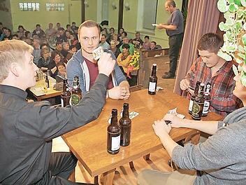 Abgezockt: Um Geld für die Kirchenrenovierung zu sammeln, zieht Pfarrer Alfons Teufel (Dirk Lindner, li.) sogar einige Herren mit gezinkten Karten beim Schafkopfen über den Tisch.  Fotos: Werner Hauber
