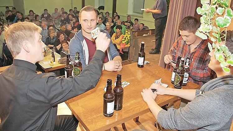 Abgezockt: Um Geld für die Kirchenrenovierung zu sammeln, zieht Pfarrer Alfons Teufel (Dirk Lindner, li.) sogar einige Herren mit gezinkten Karten beim Schafkopfen über den Tisch.  Fotos: Werner Hauber