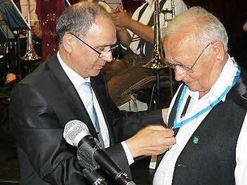 Bürgermeister Franz Uome (links) zeichnete Franz Neubrandt mit der Silbernen Bürgermedaille des Marktes aus. Foto: Klaus-Peter Wulf