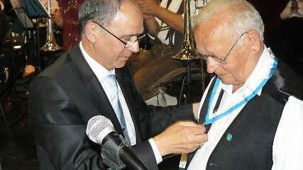 Bürgermeister Franz Uome (links) zeichnete Franz Neubrandt mit der Silbernen Bürgermedaille des Marktes aus. Foto: Klaus-Peter Wulf