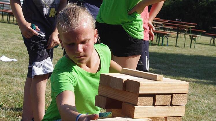 "Mini" Annika Schneider beim Jenga-Spiel im XXL-Format. Foto: Heike Schülein