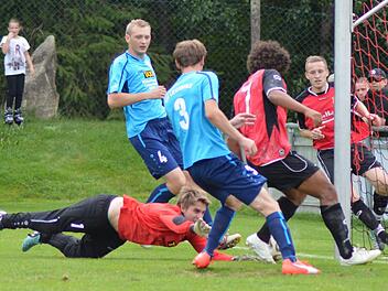 FC Baiersdorf - ESV Lichtenfels. 13 Mal musste ESV-Keeper Tobias Pfeilstetter hinter sich fassen.  Foto: Czepera