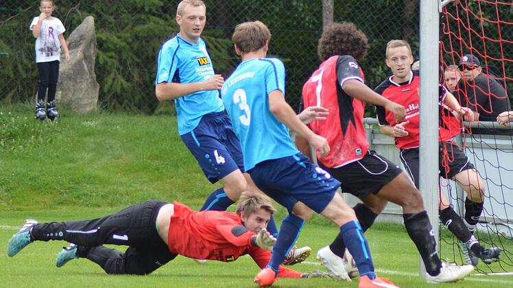 FC Baiersdorf - ESV Lichtenfels. 13 Mal musste ESV-Keeper Tobias Pfeilstetter hinter sich fassen.  Foto: Czepera
