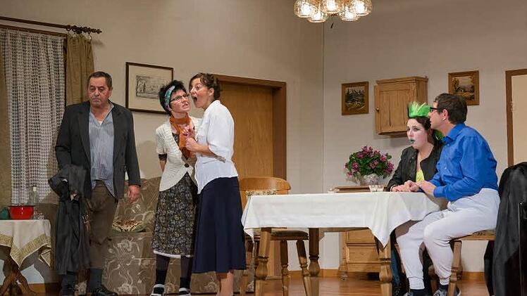 Viel los war auf der Bühne im Pfarrsaal bei den Theaterabenden der KAB. Foto: Björn Hein