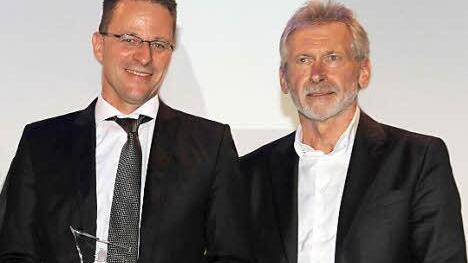 Gleich über drei Auszeichnungen für sich und sein Team durfte sich Brose-Baskets-Geschäftsführer Rolf Beyer (links) freuen, der seinen persönlichen Preis als "Funktionär des Jahres" von Fußball-Weltmeister Paul Breiter überreicht bekam.