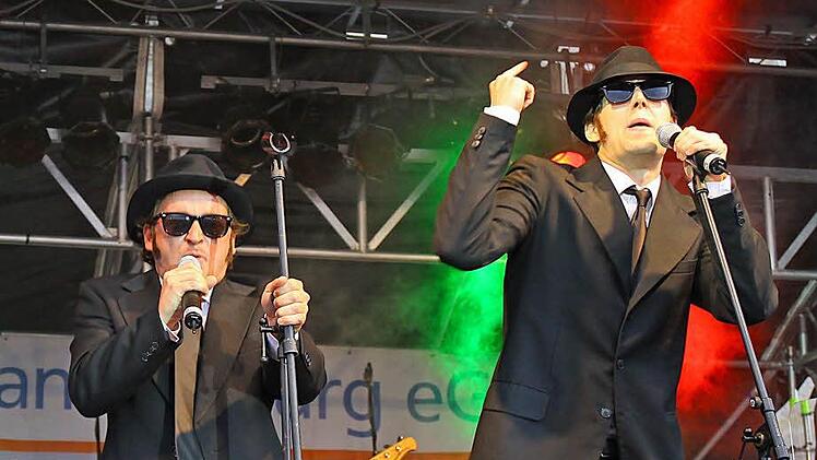 Ihre Open-Air-Tauglichkeit haben die "Blues Brothers" 2011 schon auf dem Coburger Schlossplatzfest bewiesen - damals als Vorgeschmack auf die Theaterpremiere. Die Fortsetzungs-Geschichte "Blues Brothers in Prison" kommt in diesem Sommer auf die Heldritter Waldbühne. Foto: Archiv / Albert Höchstädter