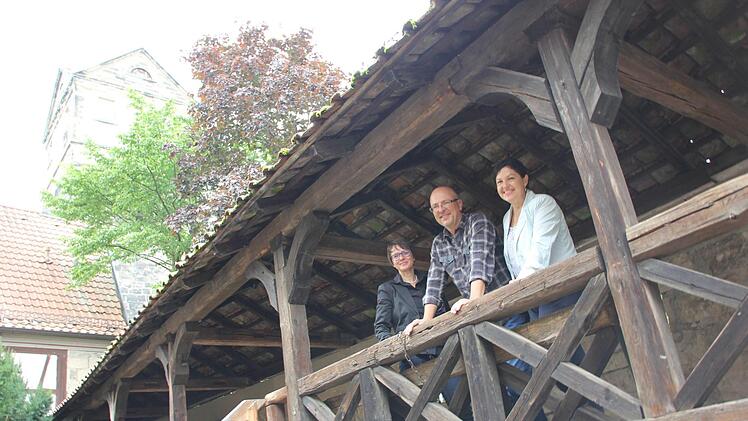 Kerstin Löw, Leiterin des Tourismusbetriebs Kronach, der künstlerische Leiter Stefan Haufe und Zweite Bürgermeisterin Angela Hofmann (von links) freuen sich auf die neuen Stücke für die Saison 2018 der Rosenberg-Festspiele.  Foto: Franziska Rieger