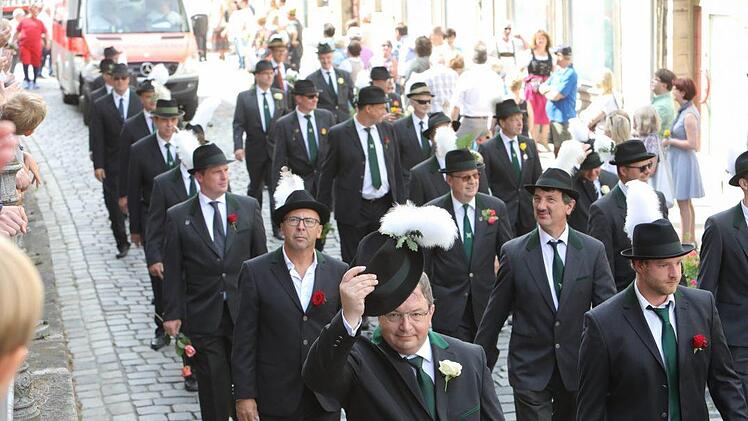 Vom Marktplatz aus machten sich die Kronacher Schützen und ihre Gäste auf den Weg zur Hofwiese. Foto: Barbara Herbst