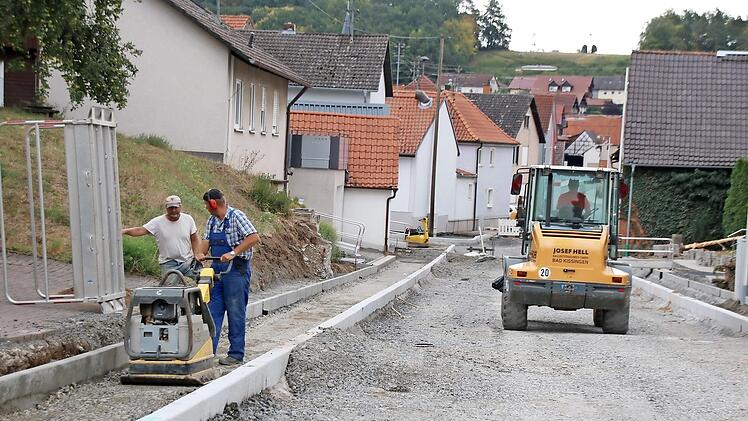 Derzeit werden die Gehwege im letzten Teilstück der Ortsdurchfahrt hergerichtet. Mitte Oktober soll die Tragschicht aufgebracht werden. Die Deckschicht folgt im nächsten Jahr.  Foto: Thomas Malz