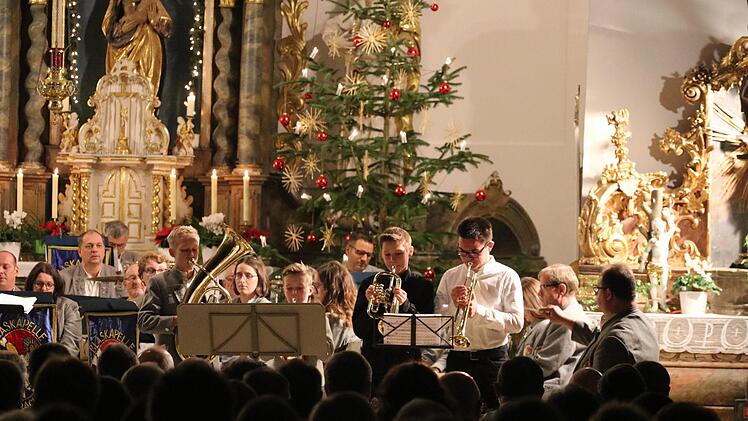 Die Nachwuchsmusiker der Blaskapelle Oberbach präsentieren "O Tannenbaum" und "Es wird scho glei dumpa" unter der Leitung von Heiko Fuchs. Foto: Sebastian Schmitt