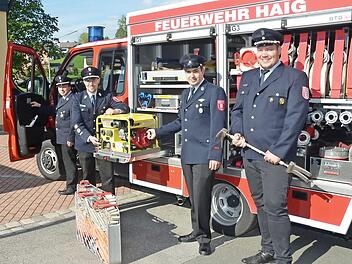 Sie freuen sich auf die Segnung des neuen TSF (von links): Kommandant Georg Gremer, Zweiter Kommandant Michael Beetz, Zweiter Vorsitzender Christian Heinlein (sie zeigen den Stromerzeuger) und Vorsitzender Benedikt Zehnter (mit Halligan-Tool). Foto: Karl-Heinz Hofmann