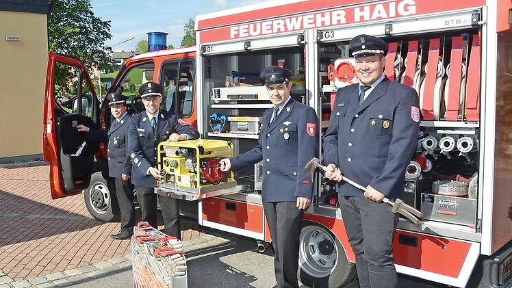 Sie freuen sich auf die Segnung des neuen TSF (von links): Kommandant Georg Gremer, Zweiter Kommandant Michael Beetz, Zweiter Vorsitzender Christian Heinlein (sie zeigen den Stromerzeuger) und Vorsitzender Benedikt Zehnter (mit Halligan-Tool). Foto: Karl-Heinz Hofmann