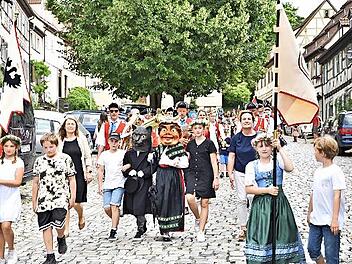 Das Katzenkopf-Paar zog gef&uuml;hrt von Mitsch&uuml;lern und begleitet von den Fahnentr&auml;gern und der Schulleitung &uuml;ber den Salzmarkt zum Marktplatz.