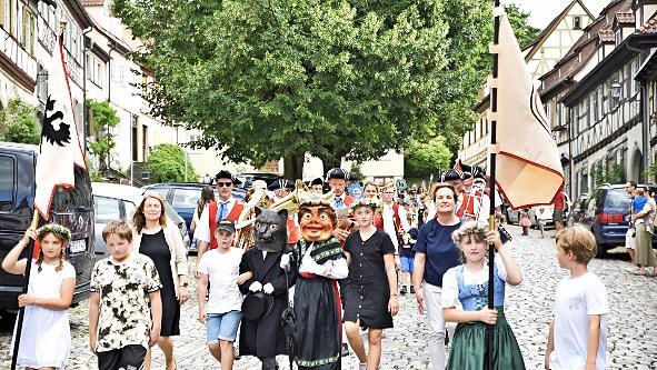 Das Katzenkopf-Paar zog gef&uuml;hrt von Mitsch&uuml;lern und begleitet von den Fahnentr&auml;gern und der Schulleitung &uuml;ber den Salzmarkt zum Marktplatz.