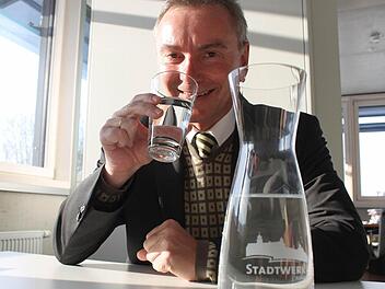 Stephan Pröschold, Werkleiter der Stadtwerke Kulmbach, schmeckt das Leitungswasser. Im kommenden Jahr kosten 1000 Liter Wasser jedoch 14 Cent mehr in Kulmbach. Foto: Vanessa Schneider
