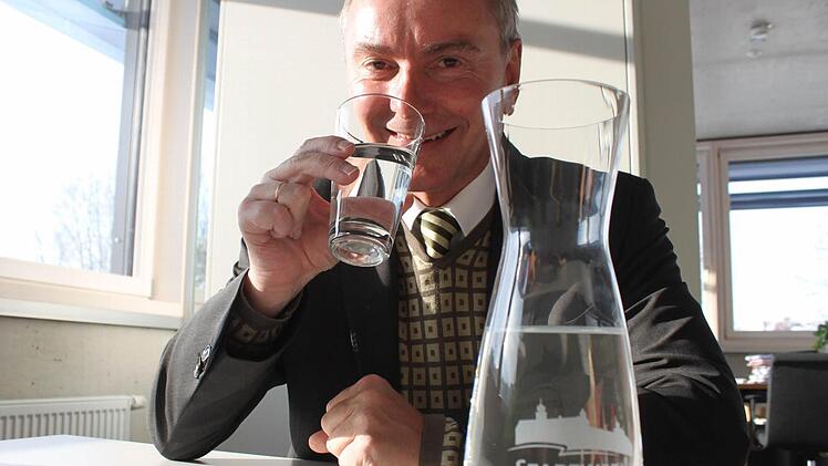 Stephan Pröschold, Werkleiter der Stadtwerke Kulmbach, schmeckt das Leitungswasser. Im kommenden Jahr kosten 1000 Liter Wasser jedoch 14 Cent mehr in Kulmbach. Foto: Vanessa Schneider
