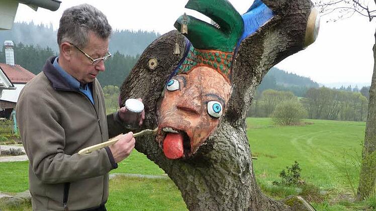 Eine Attraktion ist der "Narrenbaum" aus Eschenholz. Gottfried Grau legt letzte Hand an an seinem Kunstwerk.  Foto: Gerd Fleischmann