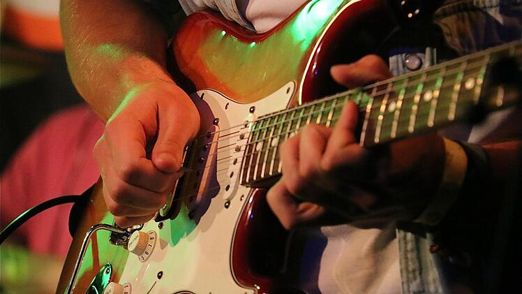 Der Gitarrist unterstützt den Rhythmus.