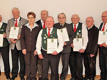 Geehrte und Ehrengäste beim Kommersabend: Die Gründungsmitglieder Alfred Röder und Fridolin Weigand, die stellvertretende Landrätin Monika Horcher, die Gründungsmitglieder Wolfgang Stapf, Konrad Röder, Edgar Dannhauser und Arnold Ziegler, Pfarrer Manfred Finger und Gründungsmitglied Arthur Götz. Es fehlt Gründungsmitglied Anton Heusinger.  Foto: Dieter Britz