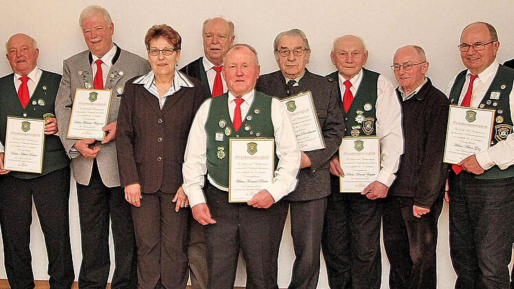 Geehrte und Ehrengäste beim Kommersabend: Die Gründungsmitglieder Alfred Röder und Fridolin Weigand, die stellvertretende Landrätin Monika Horcher, die Gründungsmitglieder Wolfgang Stapf, Konrad Röder, Edgar Dannhauser und Arnold Ziegler, Pfarrer Manfred Finger und Gründungsmitglied Arthur Götz. Es fehlt Gründungsmitglied Anton Heusinger.  Foto: Dieter Britz