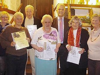 Der Kneipp-Verein Lauenstein wählte und ehrte. Das Bild zeigt (von links) die neue Kassiererin Sabine Schmidt, Ulla Wyduchowicz, Gert Reimesch, Hannelies Gärtner, Bürgermeister Timo Ehrhardt, Helga Schultke und Vorsitzende Gisela Müller.  Foto: Heike Schülein