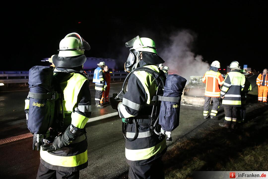 Pkw geht auf der A9 in Flammen auf