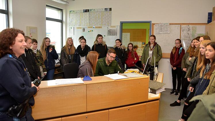 Finger-, Fuß-, bzw. Schuhabdrücke wurden von der Ermittlungsgruppe der Kissinger Polizei beim Girls'Day genommen und gezeigt. Foto: Peter Rauch