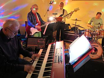 Die Gruppe "Sing'n' Swing" in Aktion: Paul Oschmann, Peter Ludwig, J&uuml;rgen Klose, Dieter Schmidt  Foto: Barbara Oschmann